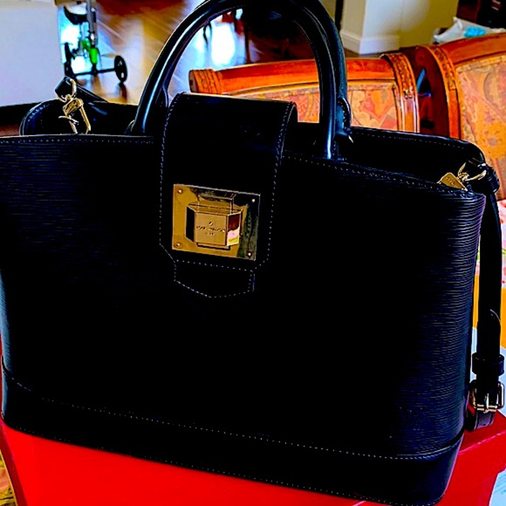 Beautiful classic Louis Vuitton Black epi leather handbag.